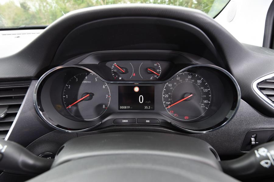 Панель приборов Vauxhall Crossland X Turbo 2017 года  (фото 21 из 30)